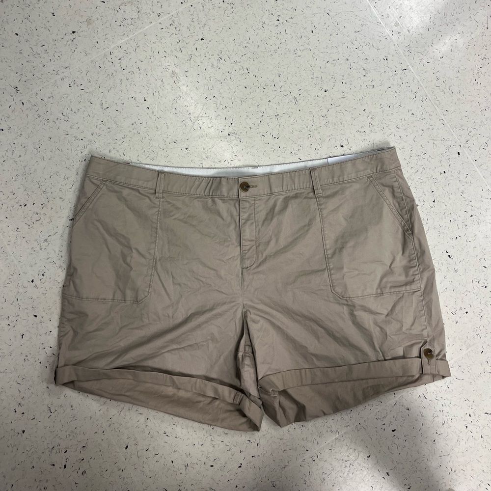 Plus Size 28 Lane Bryant Khaki Shorts NWT